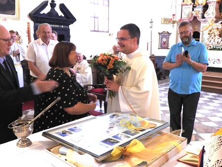 Lidija je ob čestitki za rojstni dan izročila šopek cvetja
